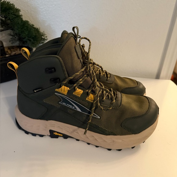 Altra Olive Green Apparel - Picture 1 of 7